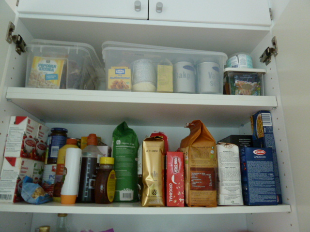 Ordning på bakprylarna högst upp i skåpet