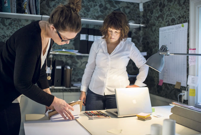 Ordning och reda-experten Brita Hahne hjälper Linnea Söderling att röja sitt skrivbord.